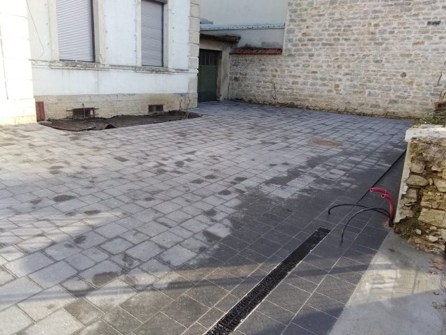 Cour et terrasse pavée